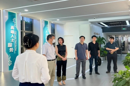 国务院发展研究中心研究员、国声智库名誉主任李国强一行参观调研人才港